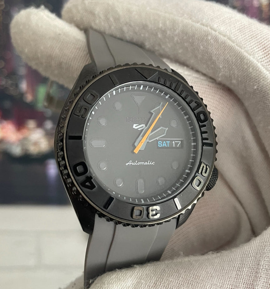 Seiko SKX Black Orange Hand